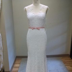 Unworn and Unaltered Wedding Dress - Size 8